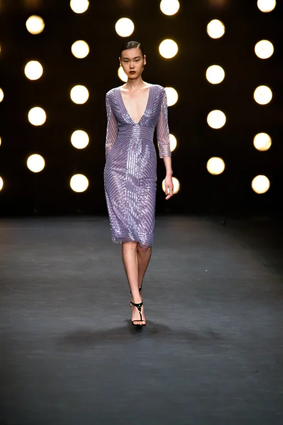 Model walks runway at Naeem Khan — Stock Photo, Image