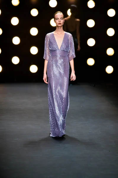 Model walks runway at Naeem Khan — Stock Photo, Image