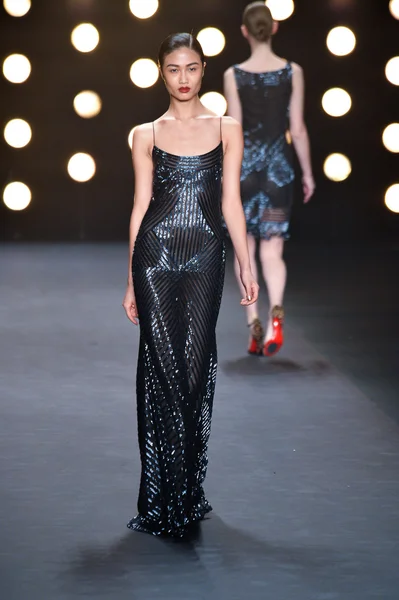 model naeem khan pist yürür