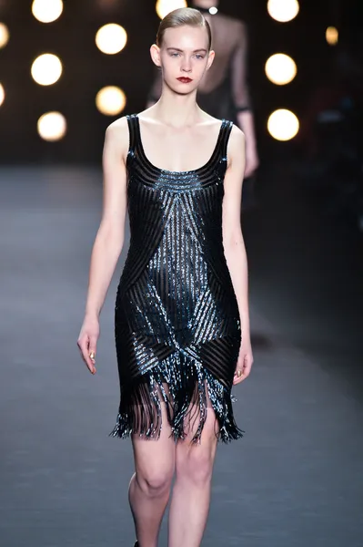 Model walks runway at Naeem Khan — Stock Photo, Image