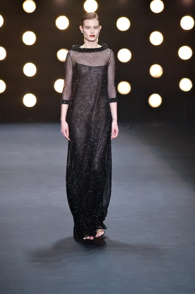 Model walks runway at Naeem Khan — Stock Photo, Image