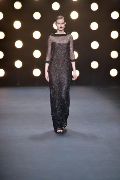 Model walks runway at Naeem Khan — Stock Photo, Image