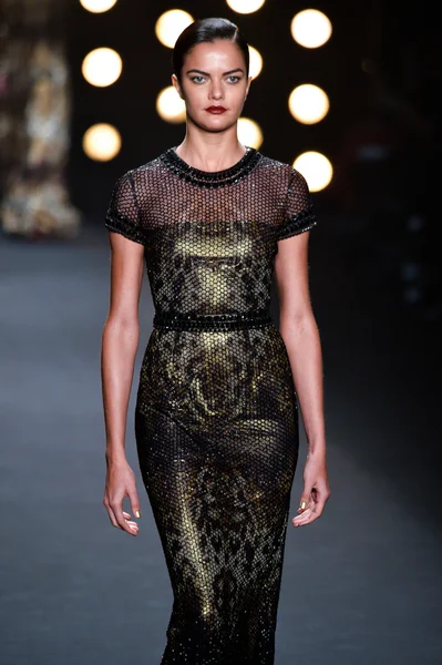 Model walks runway at Naeem Khan — Stock Photo, Image