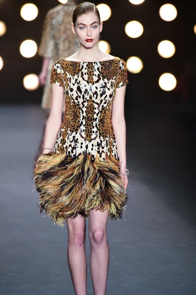 Model walks runway at Naeem Khan — Stock Photo, Image