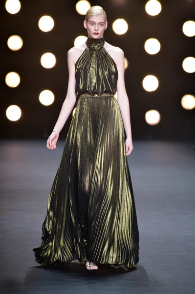 Model walks runway at Naeem Khan — Stock Photo, Image