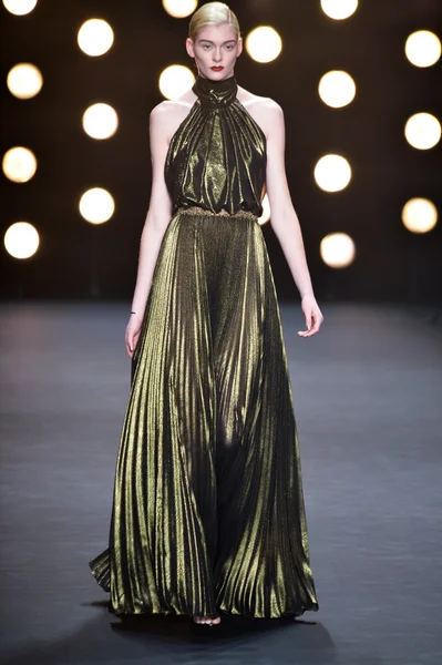 Model walks runway at Naeem Khan — Stock Photo, Image