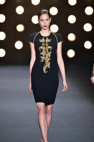 Model walks runway at Naeem Khan — Stock Photo, Image