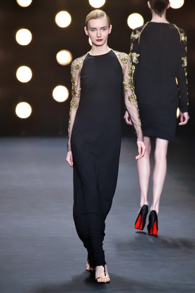 Model walks runway at Naeem Khan — Stock Photo, Image