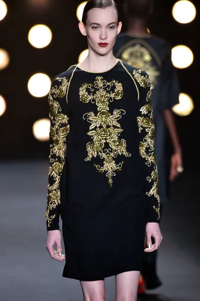 Modelo camina pasarela en Naeem Khan — Foto de Stock