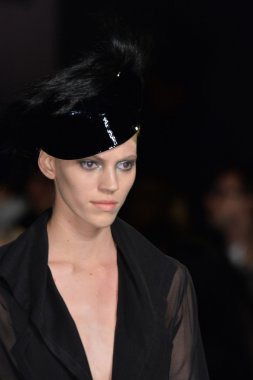 donna karan new york pist model yürür