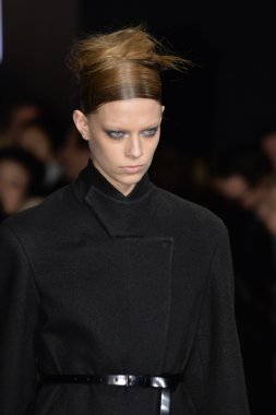 donna karan new york pist model yürür