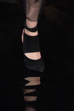 donna karan new york pist model yürür