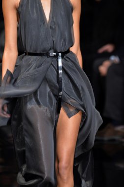 donna karan new york pist model yürür