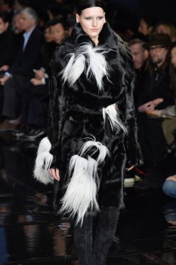 donna karan new york pist model yürür