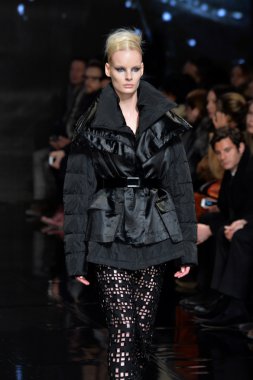 donna karan new york pist model yürür