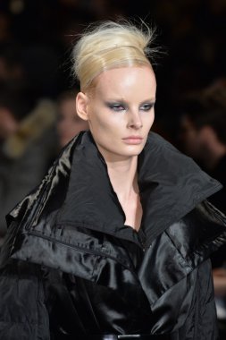 donna karan new york pist model yürür