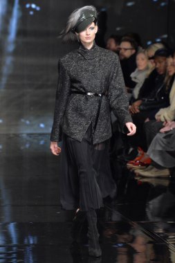 donna karan new york pist model yürür