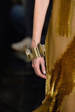 donna karan new york pist model yürür