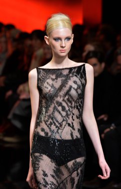 donna karan new york pist model yürür