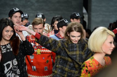 modelleri çapkın defile pist yürür