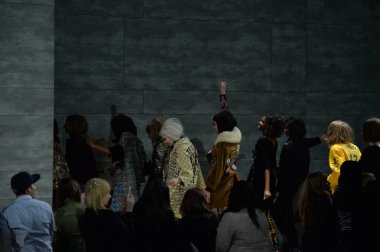 modelleri çapkın defile pist yürür