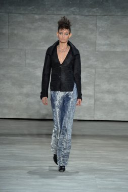 katya leonovich defile, model