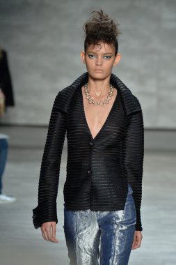 katya leonovich defile, model