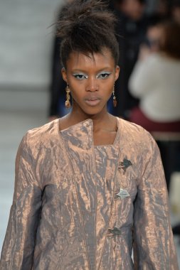 katya leonovich defile, model