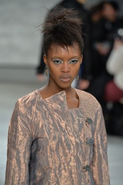 katya leonovich defile, model