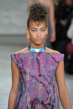 katya leonovich defile, model