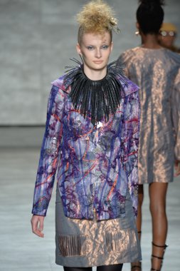 katya leonovich defile, model