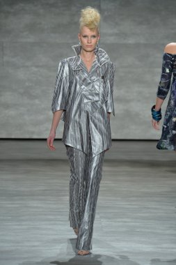 katya leonovich defile, model