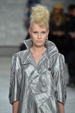 katya leonovich defile, model