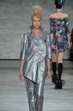 katya leonovich defile, model