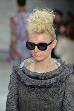 katya leonovich defile, model