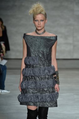 katya leonovich defile, model