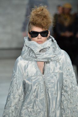 katya leonovich defile, model