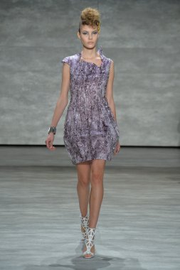 katya leonovich defile, model