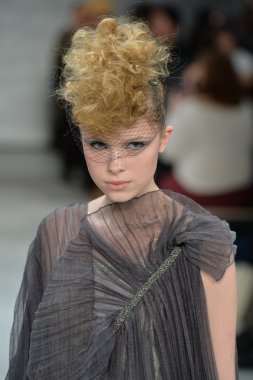 katya leonovich defile, model