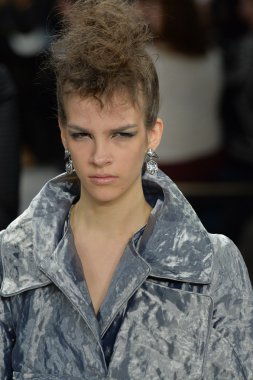 katya leonovich defile, model