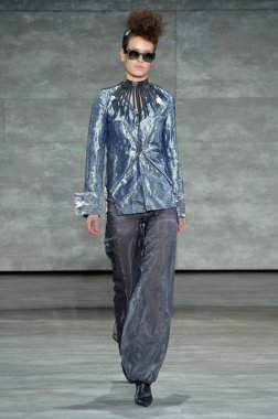 katya leonovich defile, model