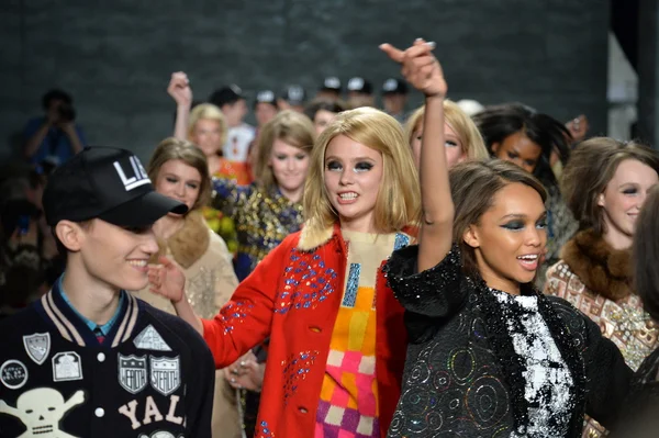 Modelos paseos pasarela en Libertine desfile de moda — Foto de Stock