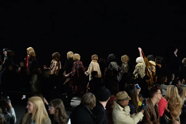 Modelos paseos pasarela en Libertine desfile de moda — Foto de Stock