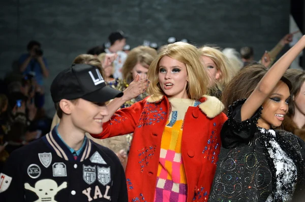 Modelos caminha pista no desfile de moda Libertine — Fotografia de Stock