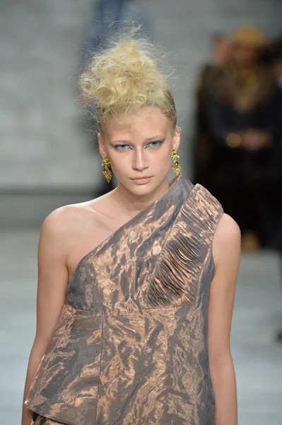 Model at Katya Leonovich fashion show — Stock Photo, Image