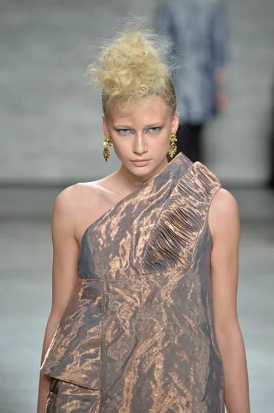 Model at Katya Leonovich fashion show — Stock Photo, Image