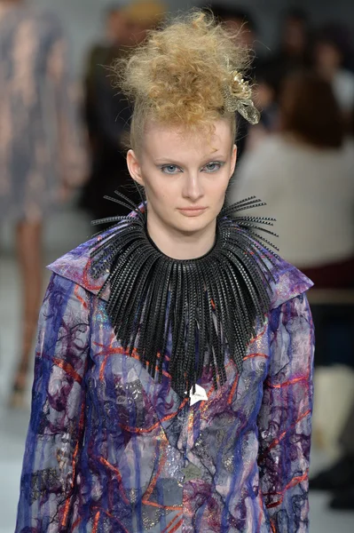 Modelo en Katya Leonovich desfile de moda — Foto de Stock