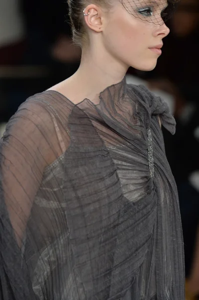 Modelo en Katya Leonovich desfile de moda — Foto de Stock