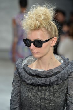 katya leonovich defile, model
