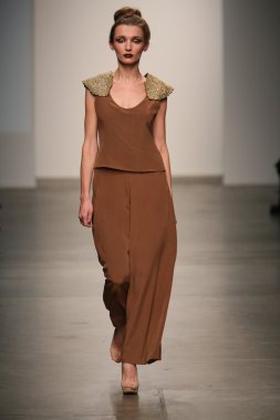 model naveda couture gösteri pist yürür